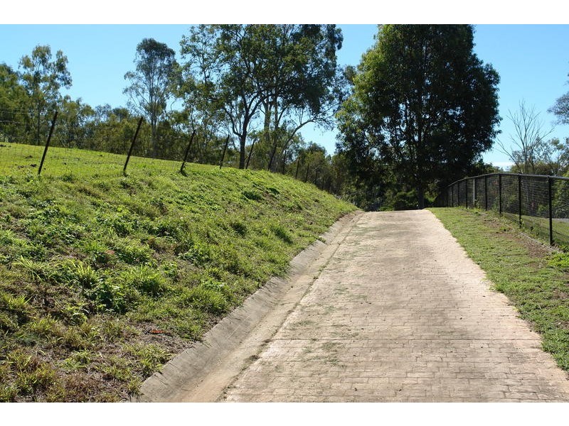 10 Kintyre Street, Brookfield QLD 4069